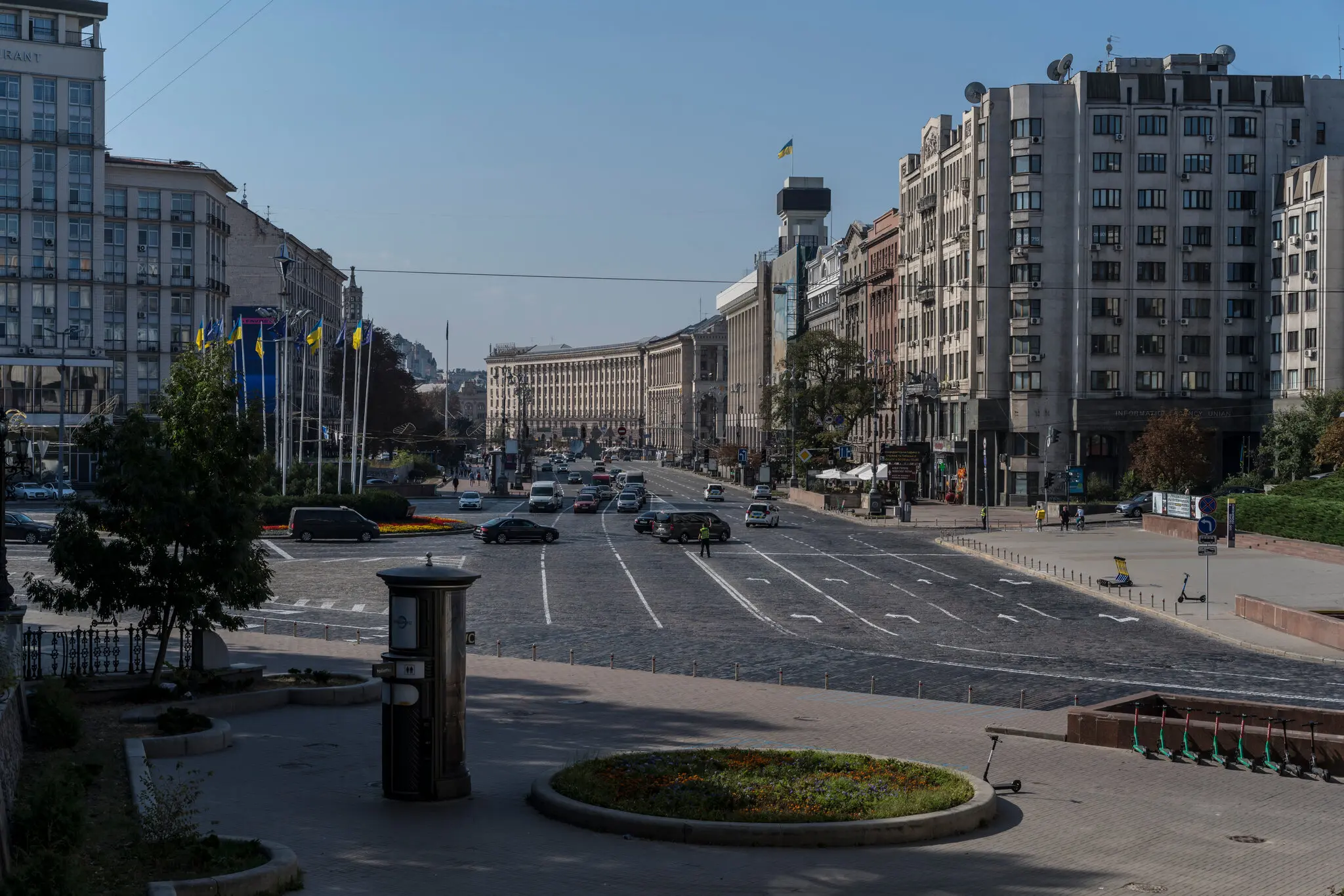 Вулиця в Києві, де протестувальники кажуть, що зараз потрібно відмовитися від комфортного життя далеко від лінії фронту і перерозподілити більшість державних ресурсів на армію.